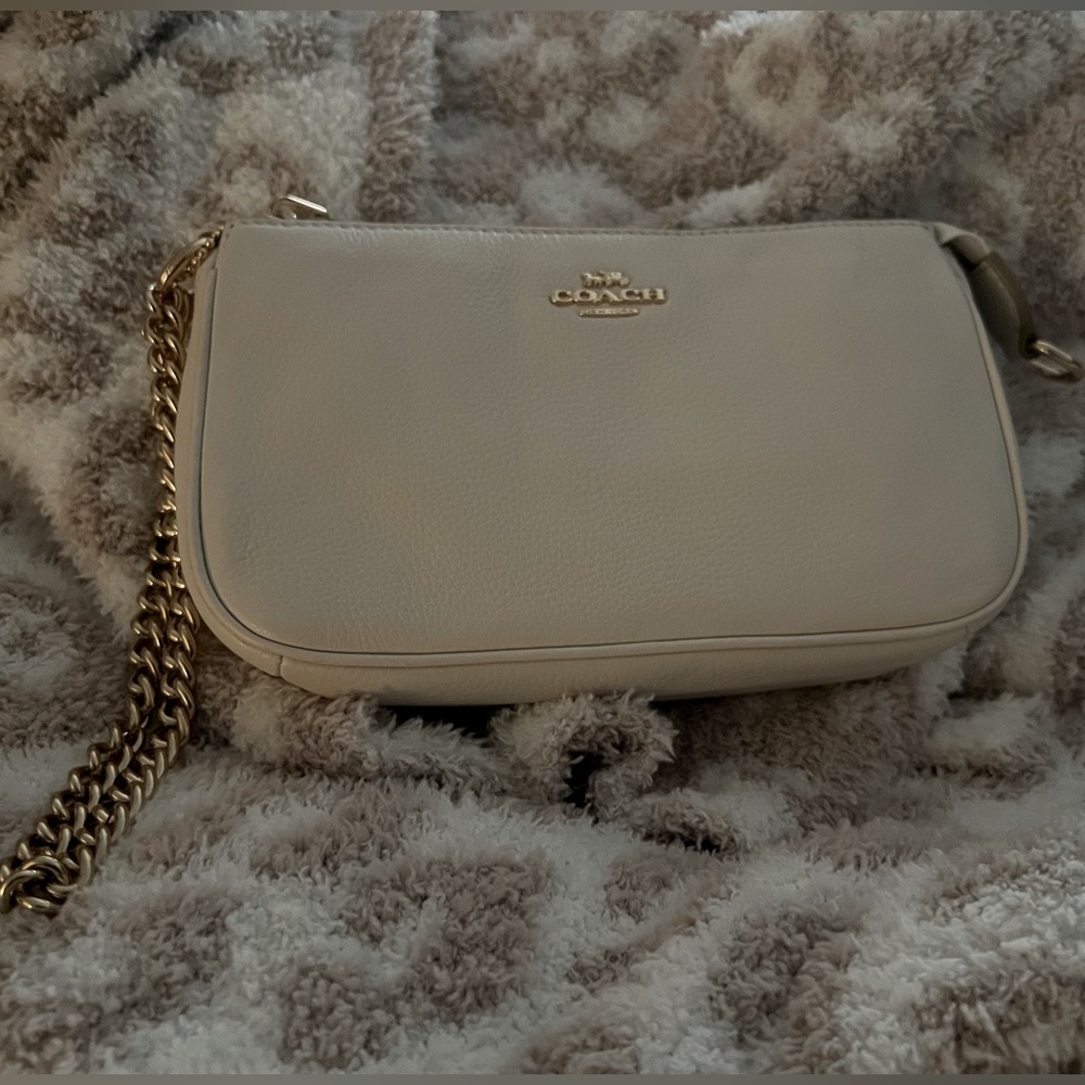 Coach wristlet brand new.  Cute chain for handle - Picture 4 of 4